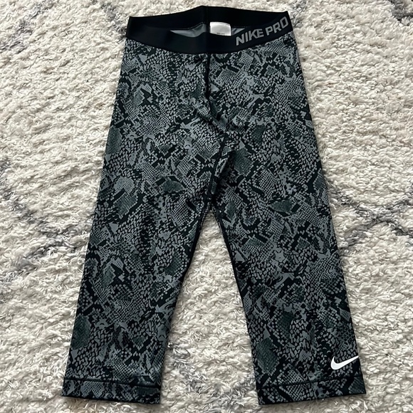 Women’s Nike Capri workout leggings size medium - Picture 1 of 5
